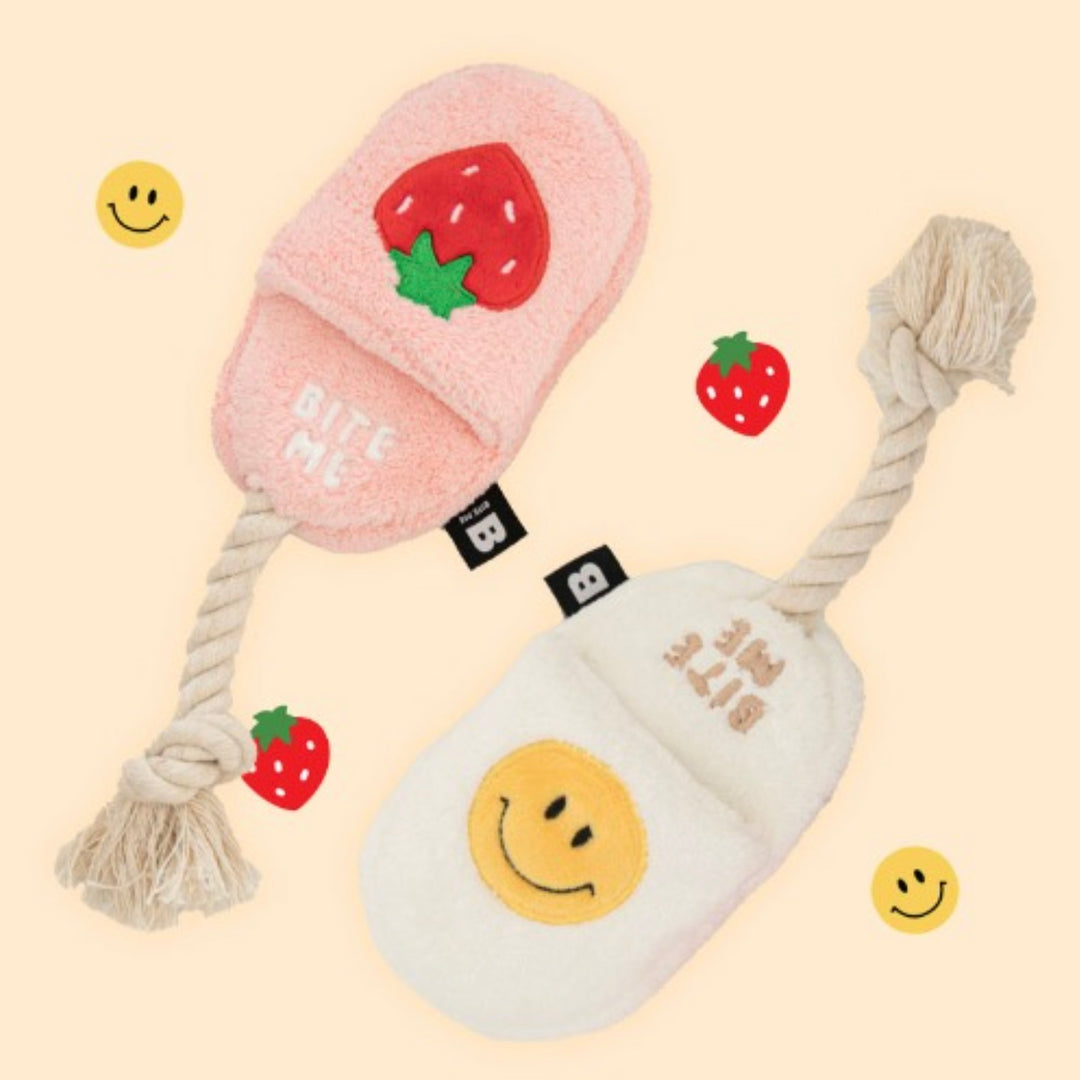 ※予約販売【BITE ME】Slipper Tug Toys（strawberry / smile）