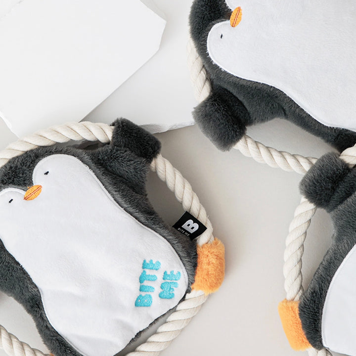 ※予約販売【BITE ME】Hug Me Rope Tug Toy - Penguin