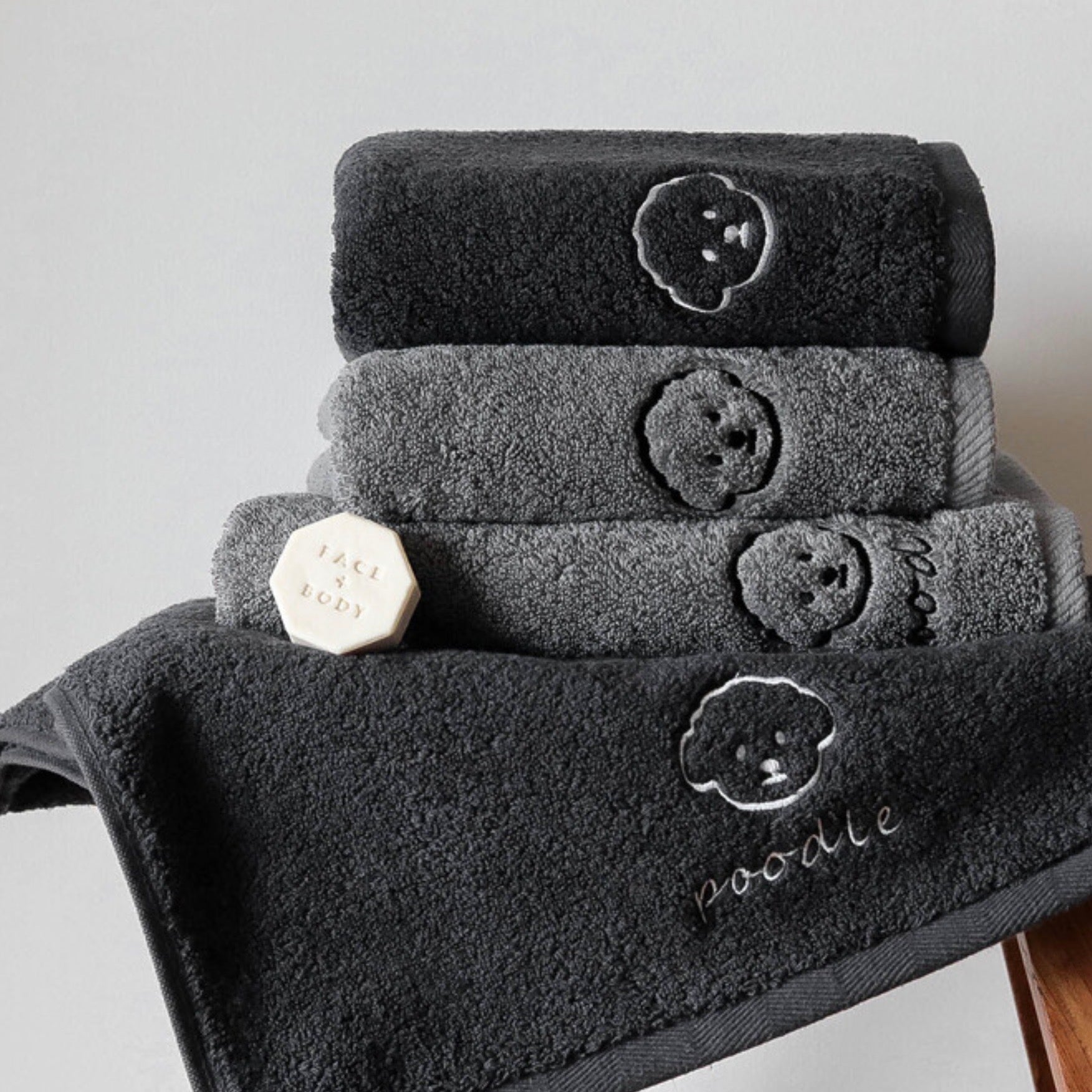 未使用保管品 XL ウィアード WTCC ロゴ刺繍 アイボリー オーバーオール 海外犬服 高品質なインポートのドッグウェア通販【BM WORLD】ネーム