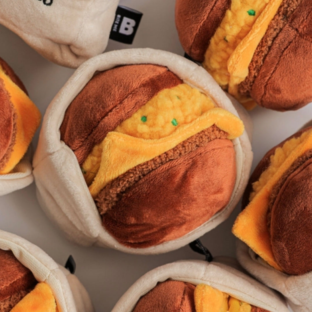 即納【BITE ME × eggslut】Fairfax Burger Nosework Toy
