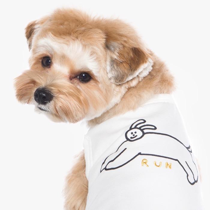 BETTERSの犬のオリジナルイラストとRUNという文字が刺繍された犬用のTシャツ